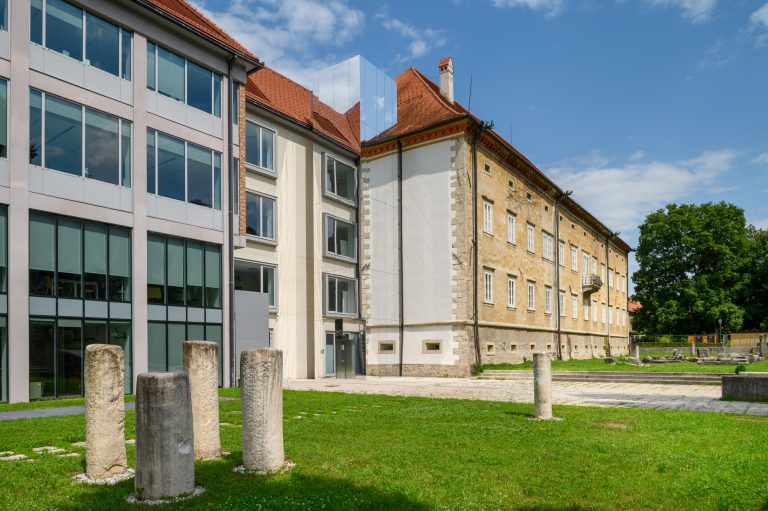 Zrcalno dvigalo Celje