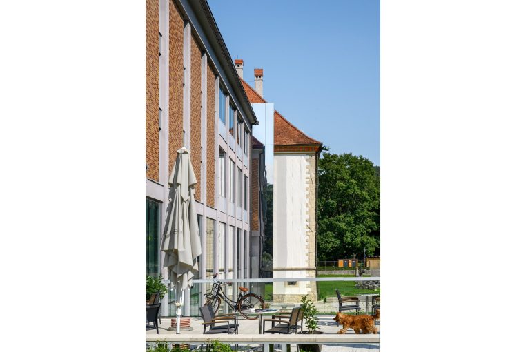 Zrcalno dvigalo Celje